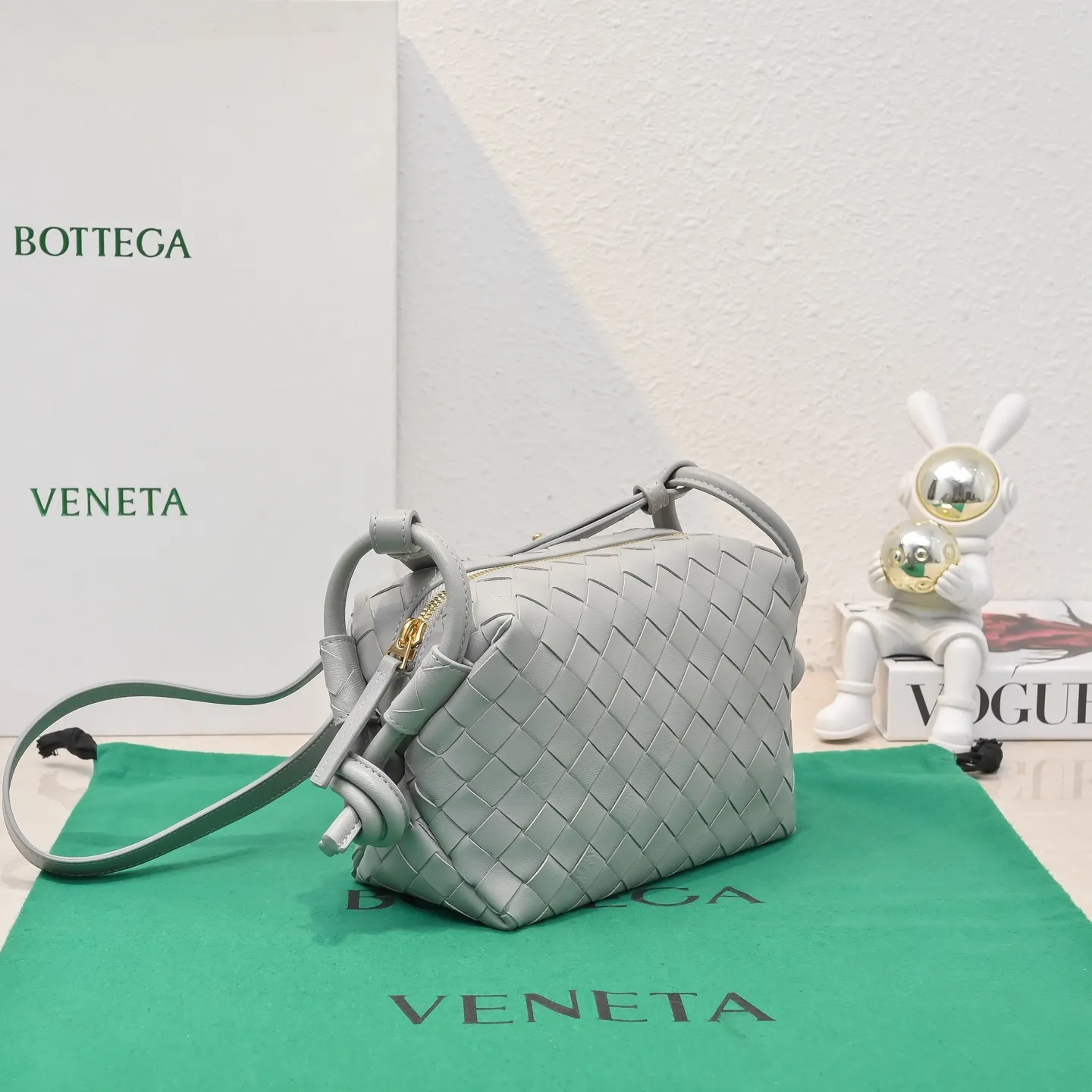 Batch 1360 BOTTEGA VENETA new loop is here! ! Many girls who like BV have owned the Loop bag. It has a simple appearance, classic weaving, and a compact and lightweight bag shape. This innovation continues the "camera bag" shape. Unlike the traditional Loop bag, which can only be worn as a crossbody bag, this innovation It can be carried by hand or cross-body, satisfying both the concave shape and daily needs. The oversized buckle can be folded and used as a handle. The sultry heat in summer ☀️ usually reduces people's desires. Having a lightweight bag will greatly enhance the happiness of traveling🫧 Style number: 6615 Size: 19*12*9cm